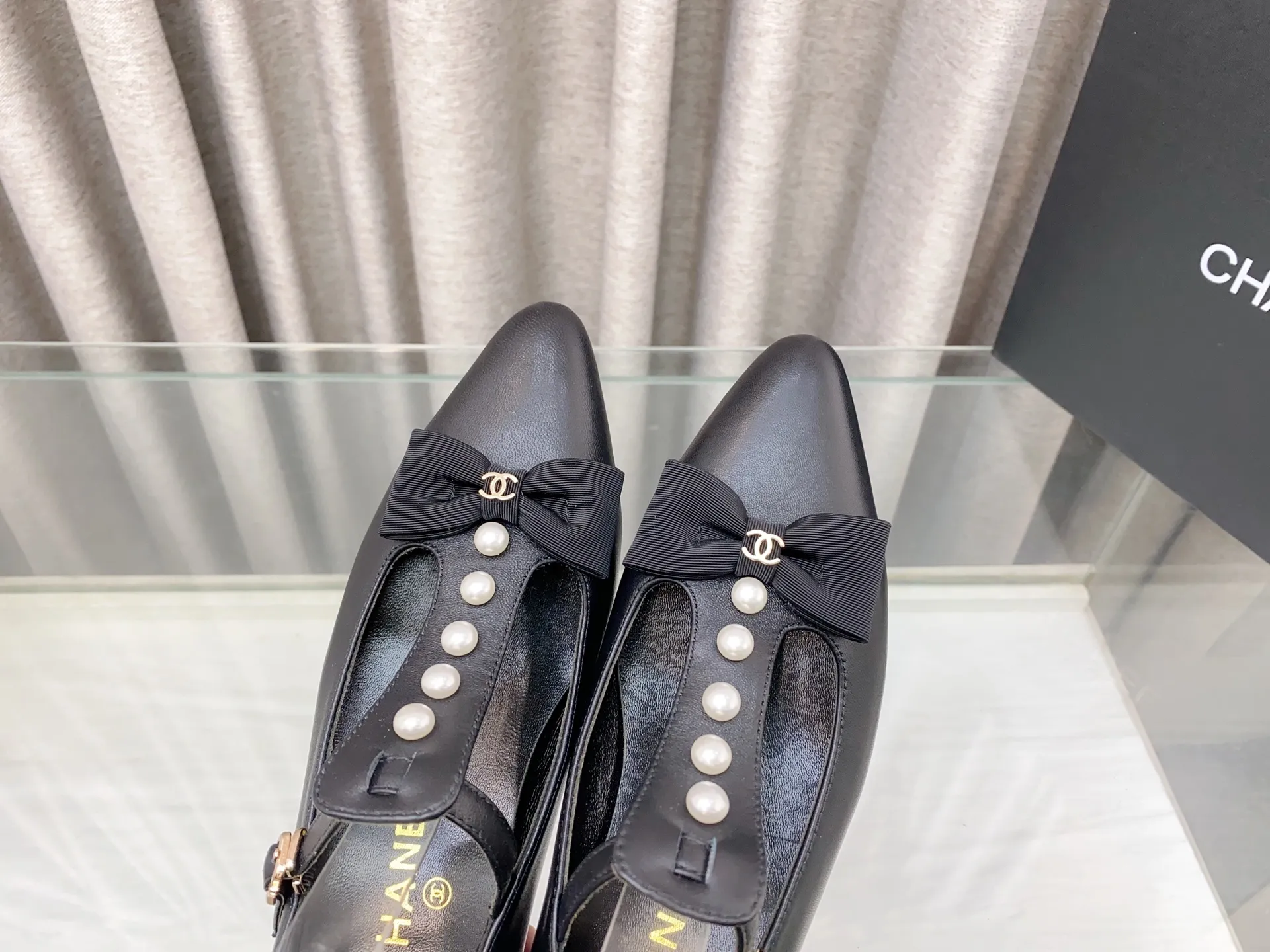 👟👟Ex-factory price 620👟👟 25Ss new spring and summer Chanel small fragrant pearl bow Mary Jane shoes. The cute bow decoration is playful and elegant ~ the upper is decorated with pearls, full of exquisiteness, and you can walk properly and beautifully! It's 100% sweet and so beautiful that you can't take your eyes away. It's comfortable and not tiring for your feet. It lengthens your leg lines! Have beauty and wear it with your own style and attitude! Upper: Lambskin Lining: Lambskin lining Sole: Italian genuine leather sole Size: 35-39 (40, 41 customizations are not returnable)